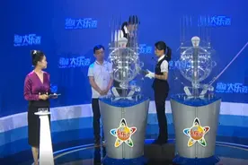 大乐透摇奖球拿出又重装致开奖延迟 全程高清直播图片