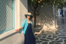 吕颂贤老婆麦景婷，奔六的年纪还穿得这么简约，饱满身形挺抢镜图片
