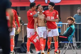 近5万人见证！恒大3-0夺中超第8冠，韦世豪脱衣庆祝，2点保驾护航图片