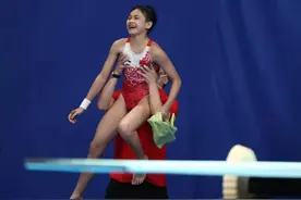 14岁全红婵霸气夺金！穿浪花泳衣彰显中国美，郭晶晶鼓掌好激动图片