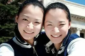 辽宁双胞胎姐妹花高考成绩仅差1分：姐姐笑逐颜开，妹妹闷闷不乐图片