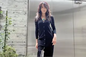 51岁工藤静香依然是女神！超长过膝蛇皮纹靴太妩媚，滤镜难挡皱纹图片