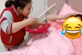 宝妈生完弟弟，女儿端一盆大龙虾前来诱惑，鉴定完毕，绝对亲生的图片