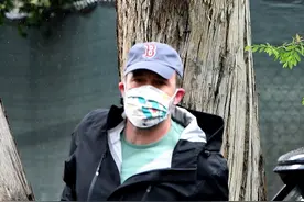 48岁本·阿弗莱克去前妻家看望孩子！戴上了自制口罩，样子超级萌图片