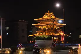 广西桂林的地标夜晚-日月双塔夜景，象山公园、逍遥楼图片