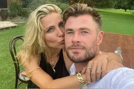 锤哥晒照庆结婚10周年，锤嫂搂脖亲吻笑容幸福，网友：身材好棒图片