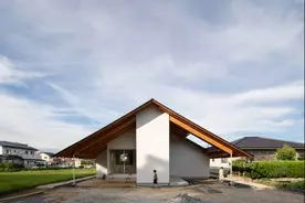 宽仅2.3m的十字形住宅，大屋檐下户外花园，与乡野亲密接触图片