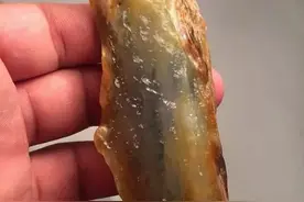 一块大马坎翡翠水石一刀切出惊喜，起货后成品更有不一样的味道图片