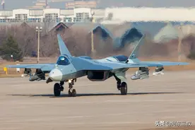 苏-57发射格斗弹，内外弹舱布局基本明确，挂弹量相当可观图片