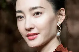 王丽坤最近的照片脸颊凹陷，比以前瘦了太多图片