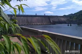鸭绿江中游的水丰水库是东北最大水库，库区鱼多弯多，山水美如画图片