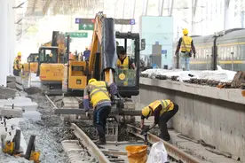 延安火车站开展轨道枕木改造图片