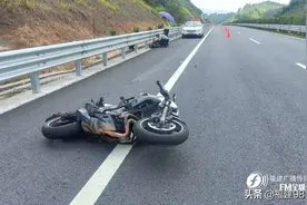 19岁小伙骑摩托上高速狂飙，摔倒重伤图片