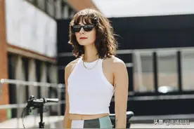 满大街的“工字背心”，今夏流行这样穿，不仅洋气，还有女人味图片