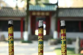 烧香拜佛，是左手上香还是右手上香？寺庙老僧这样说：别再错了图片