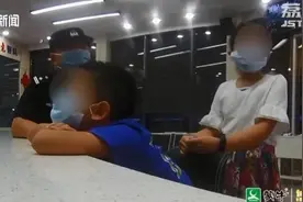 南京一对小姐弟拉着妈妈 向民警举报：课外作业多图片