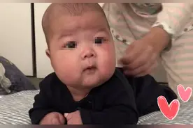各阶段娃该掌握啥技能？2岁内宝宝“大动作发育表”，父母了解下图片