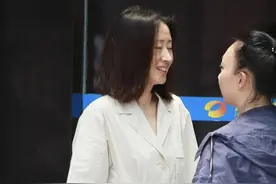 刘敏涛一身“女团装”录综艺，素颜状态显憔悴，但依旧有气场图片