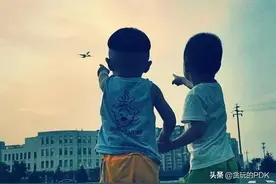 我与朋友在《和平精英》中有了分歧。为什么要一起玩“吃鸡”图片