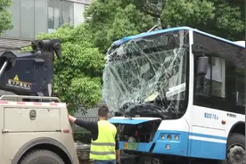 突发！长沙解放西路一公交车失控撞上隔离桥墩，5名伤者送到医院视频封面