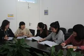 美女老师的“印刷体”备课本，人美字更美，家长：看着就很舒服图片