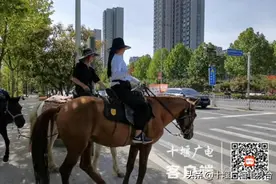 纵马走天涯！十堰来了一对“侠客”夫妻，听听他们的“江湖”故事图片