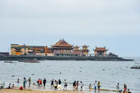 泉州石狮最“贵”的一片海滩，由房地产开发，观音像立于沙滩之上图片