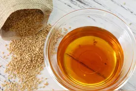 注意，两个牌子的食用油上黑榜，浓香菜籽油、芝麻调和油都在内图片
