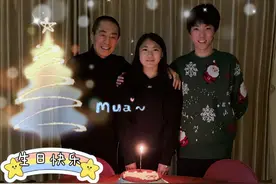 70岁张艺谋陪女儿庆生，同框似爷孙，收入百万却只吃一个蛋糕？图片