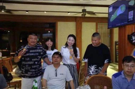 60岁央视前主持人毕福剑近照曝光，和友人深夜打台球精神状态好