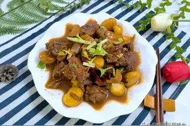 秋天该食材正大量上市，和鸡肉是绝配，简单烧一锅全家人都说好吃图片