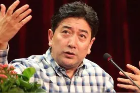水均益：和原配携手16年，47岁娶小13岁娇妻，49岁生龙凤胎图片