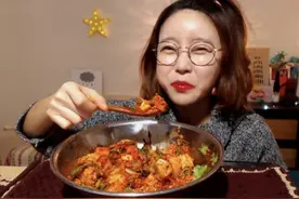 网红吃播有多假？辣酱是果汁，龙虾是塑料，有时候连人都是假的图片