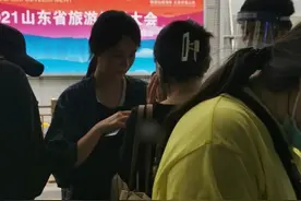 44岁海清近照瘦一圈！罕见长发造型露面，气质温婉皮肤嫩如少女图片
