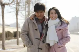 佟丽娅携子探班陈思诚！从全网盼离到吃糖，离婚疑云彻底解开了？图片