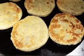 今晚妈妈给我做的牛肉馅饼，特别好吃，快来一起做一下吧图片