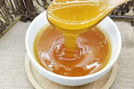 蜂蜜往卫生纸上滴几滴，真假蜂蜜马上就显现出来，看完你也试一试视频封面