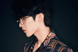 今日份的英伦王子蔡徐坤来啦！格子西装搭配蝴蝶印花衬衫图片