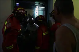 重庆渝中：电梯“罢工”11人被困 消防员徒手开门救援图片