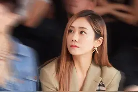 刘芸也太会玩了，水晶耳环搭配气质礼服，霸气又优雅图片