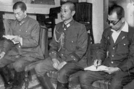 96岁老妇整日抱着假人睡觉，儿子对此痛骂不绝，原来这是日军遗物图片