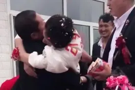 河北一新娘结婚当天喝醉，父亲抱女儿进婚房，新郎：她太重了图片