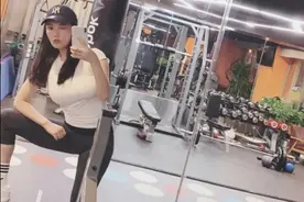 120斤的徐冬冬想空翻？坦言弹钢琴是摆拍，光脚丫竟然如此优雅！图片
