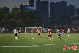 灯光足球踢起来|图集图片