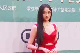 倪妮的油头，关晓彤的小肚子，在白玉兰红毯上都输给白百何的性感图片