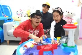小女孩的玩具水池坏了急需维修！视频封面