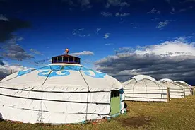 蒙古一家人睡一个蒙古包，新婚夫妇怎么办？当地人说出实情图片