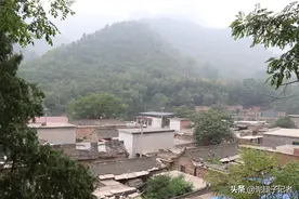 91岁老奶奶独居半山腰轻易不下山，她说“脚太小，不好买鞋”图片
