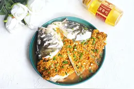 剁椒鱼头，别再直接上锅蒸啦，学会这个方法，鱼肉鲜嫩，好吃不腥图片