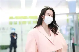 原来身材好也会有肉肉，母其弥雅穿短款的西服，意外露出小肚子图片